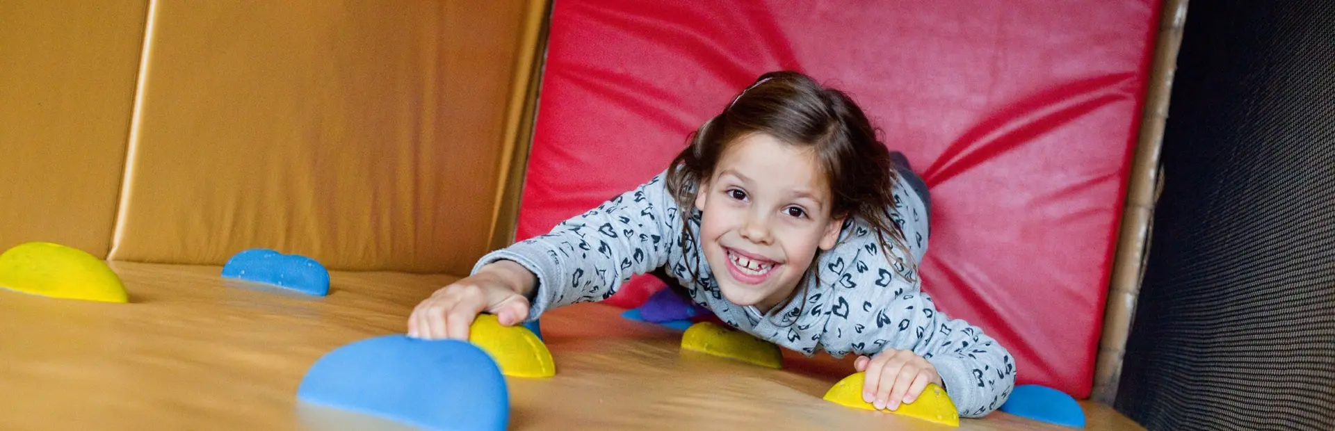 Klimwand binnenspeeltuin recreatiepark Kaps